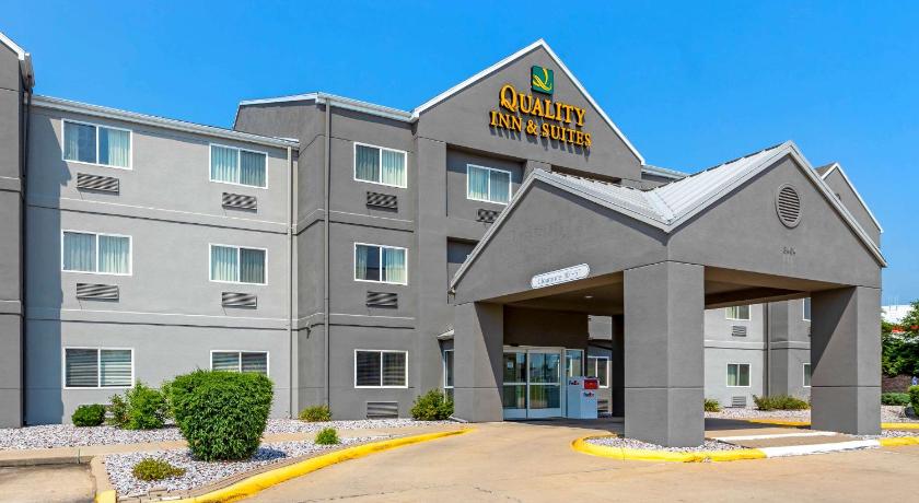 a large building with a sign on the side of it, Quality Inn and Suites Keokuk North in Keokuk (IA)