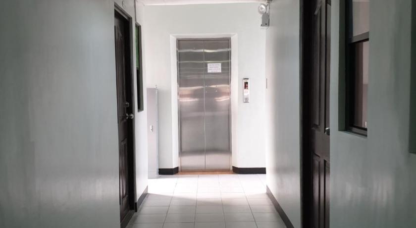 THE HAMPTON RESIDENCES - 1BR Fully Furnished Condotel With Balcony photo