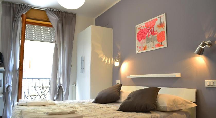 a bedroom with a large bed and a large window, Sogni D'Oro - Guest House in Pineto