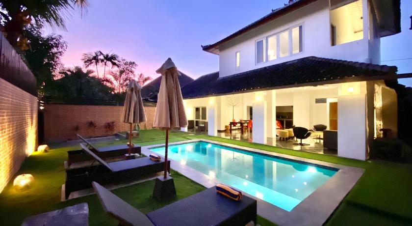 Villa JULIA | heart of Seminyak | 350m Beach photo