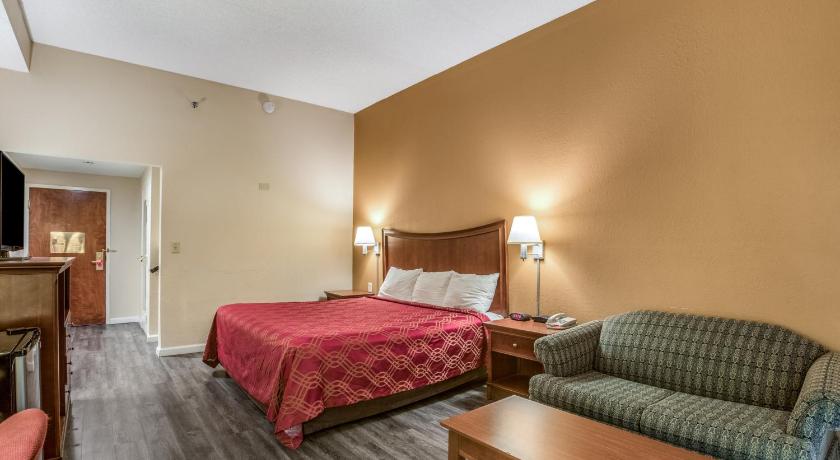 Econo Lodge Inn & Suites