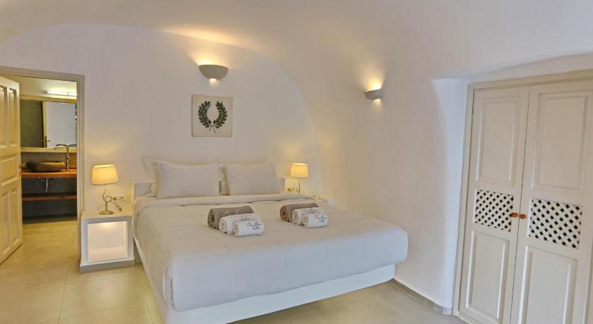 Image of Cave Suite with Caldera View 4