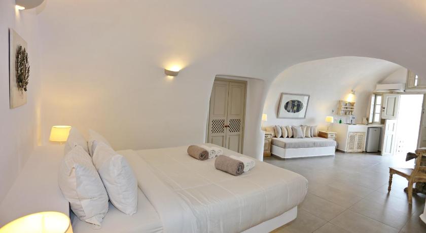 Image of Cave Suite with Caldera View 7