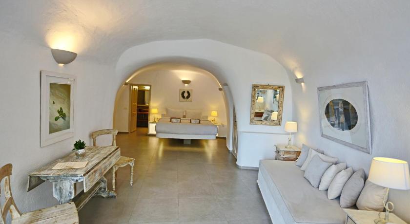 Image of Cave Suite with Caldera View 0