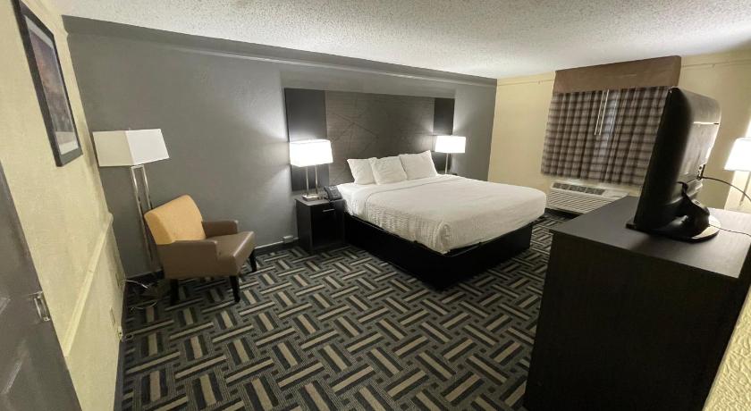 La Quinta Inn by Wyndham Indianapolis Airport Lynhurst photo