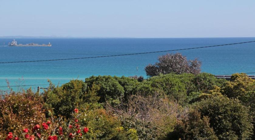 BAY VIEWS ON BROWNE - McCrae photo