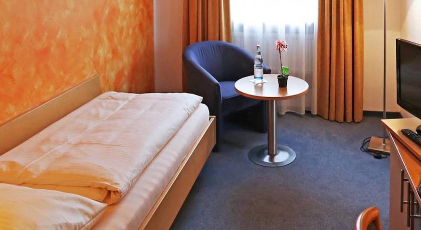Hotel Graf Lehndorff zur Messe photo