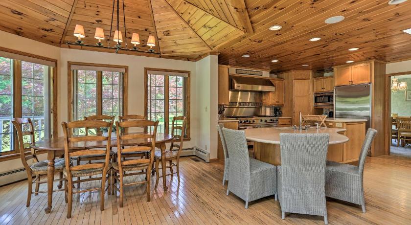 클락스 서밋 (PA) Riverside Retreat in Catskill Mountains with Pool, Hot Tub & Game Room 5성급 숙소 레스토랑