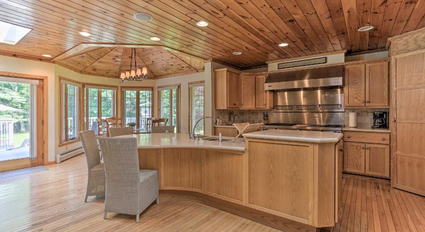 클락스 서밋 (PA) Riverside Retreat in Catskill Mountains with Pool, Hot Tub & Game Room 5성급 숙소 로비