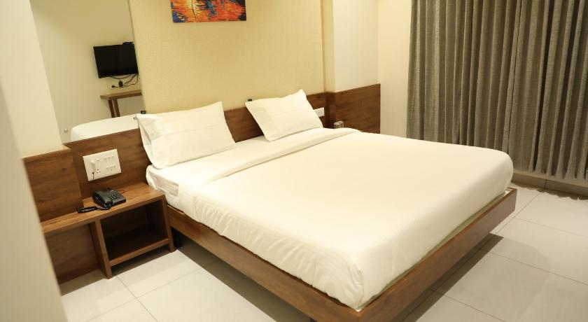 YOGIRAJ EXCLUSIVE LODGE photo