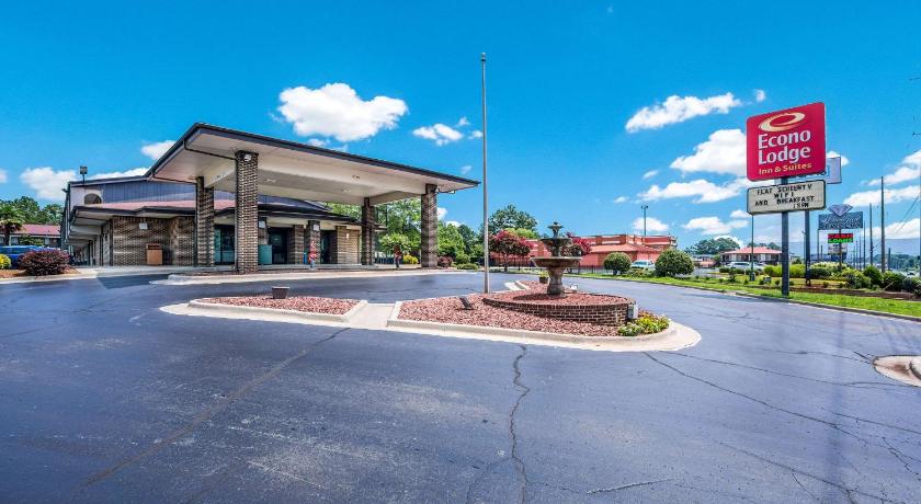 Econo Lodge Inn & Suites University photo