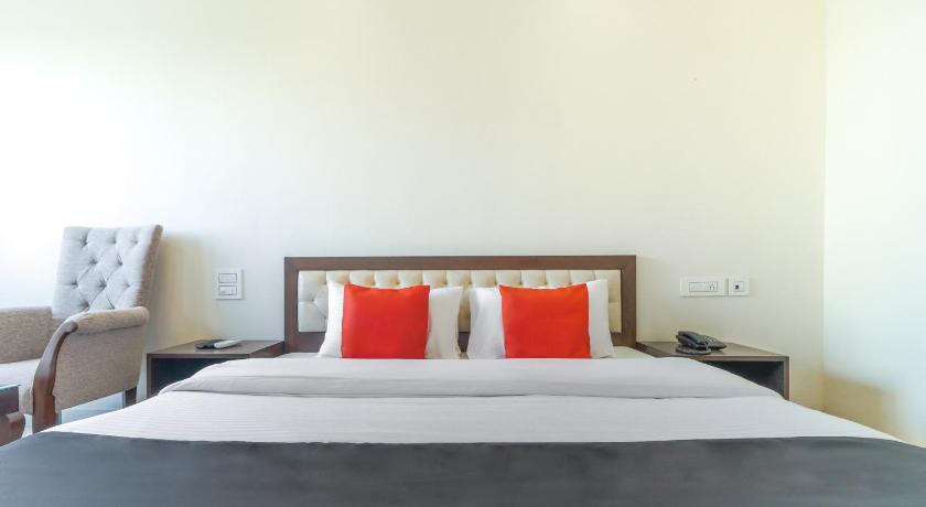 OYO 75573 Hotel Highway Inn