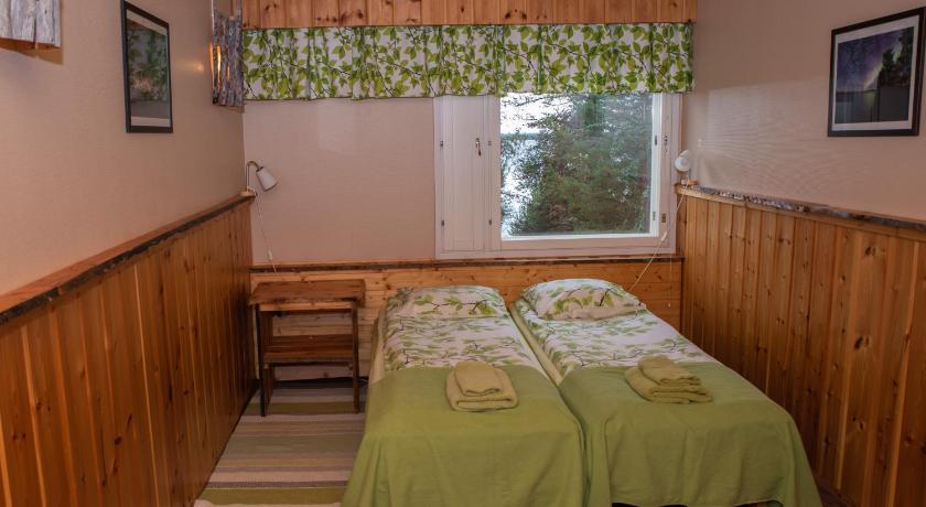 Twin Room with Lake View, Hotel Korpikartano in Inari