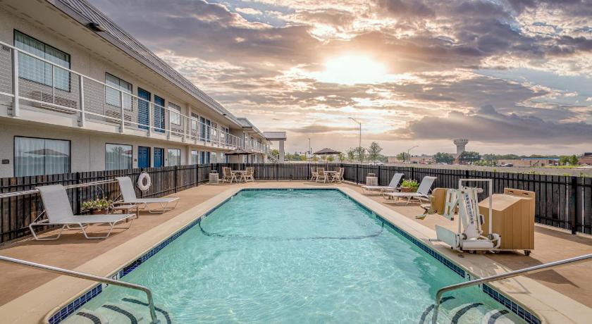 a pool with a pool table and chairs in it, Motel 6-Euless, TX - Dallas in Dallas (TX)
