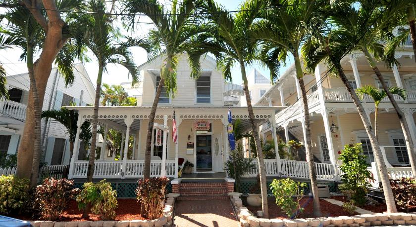 a large white house sitting in front of some palm trees, The Palms Hotel in Key West (FL)