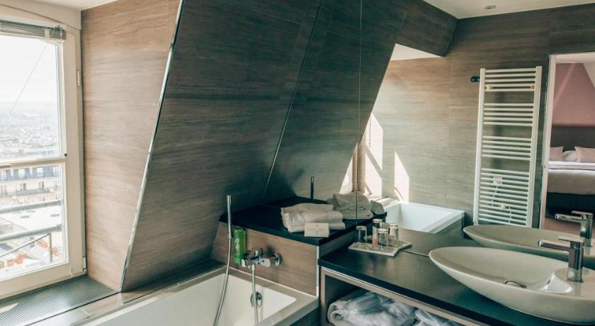 a bathroom with a sink and a bath tub, Timhotel Montmartre in Paris