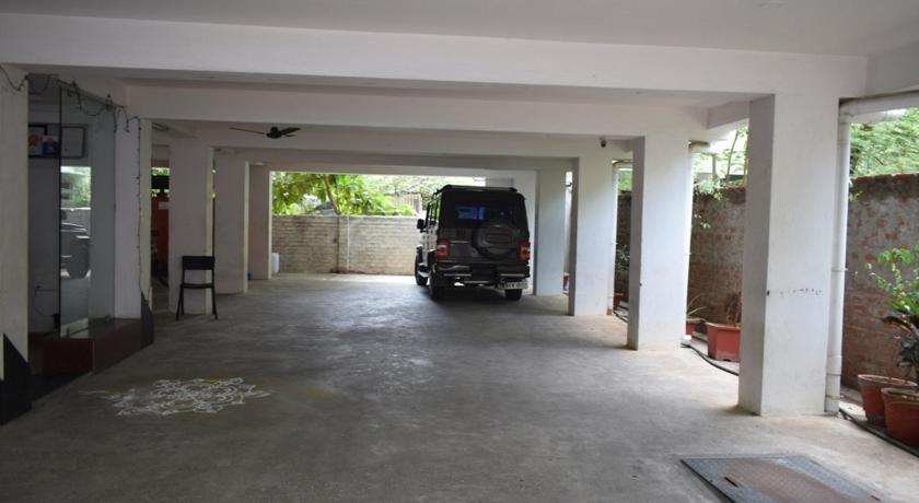 a large white truck parked in front of a building, Hotel Signature Inn in Pondicherry