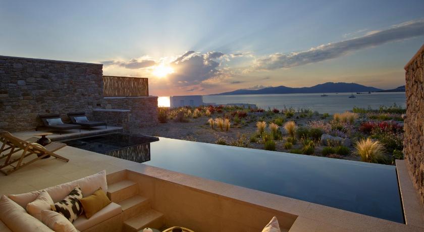 Bonzoe Suites & Villas