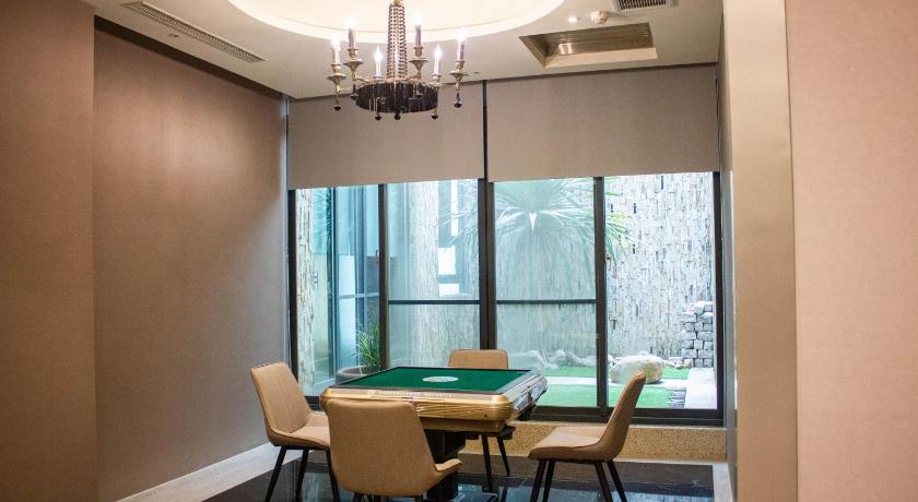 a dining room table with chairs and a window, OHYA Boutique Motel-Tao-Yuan Branch in Taoyuan