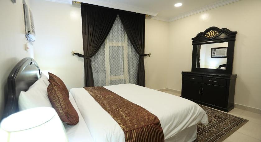 a hotel room with a bed and a television, العييري للوحات المفروشة الدمام3 in Dammam