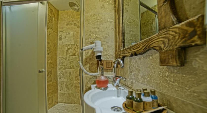 Risus Cave Suites photo