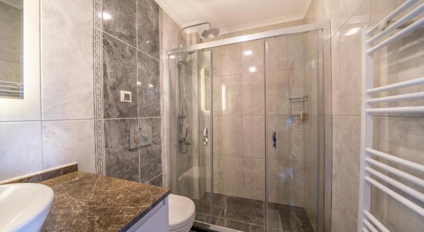 Midpoint Suites photo