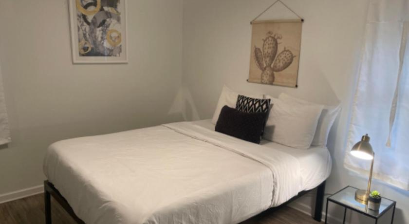 Special! 2 King Bedroom Condo Minutes to Broadway! photo