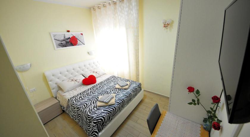 a bedroom with a bed and a dresser, B&B Lidiya in Bologna