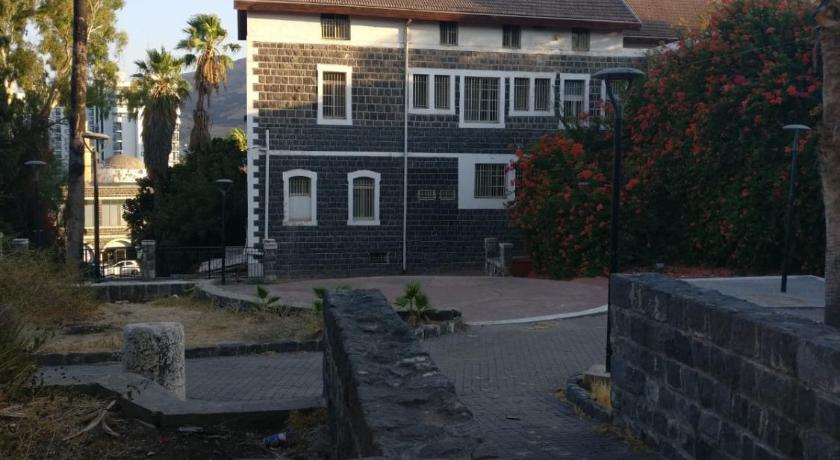 פינה שקטה דקה הליכה לכנרת והטיילת photo