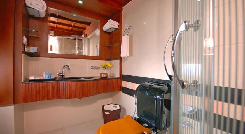 Sterling Houseboats Lake Palace, Alleppey photo