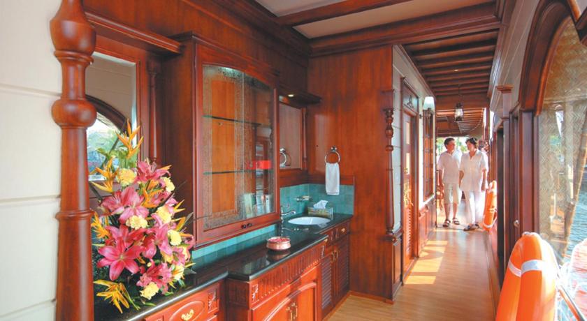 Sterling Houseboats Lake Palace, Alleppey photo