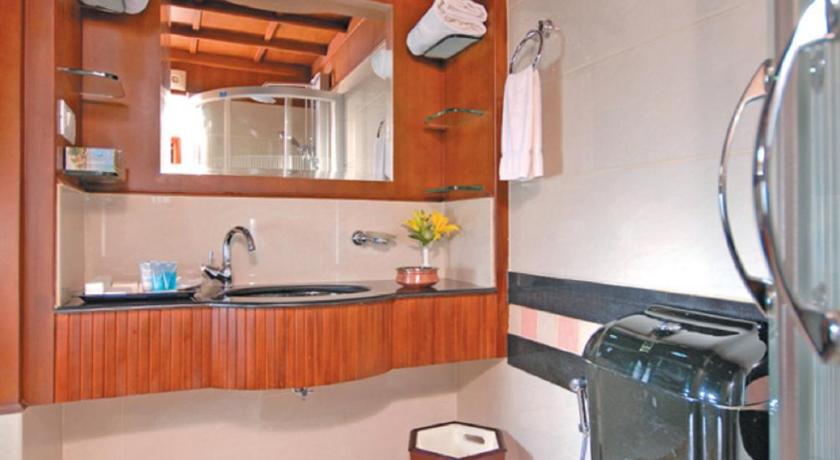Sterling Houseboats Lake Palace, Alleppey photo