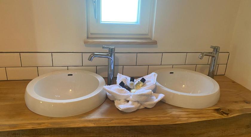 The Holford Arms Chalets and Glamping photo