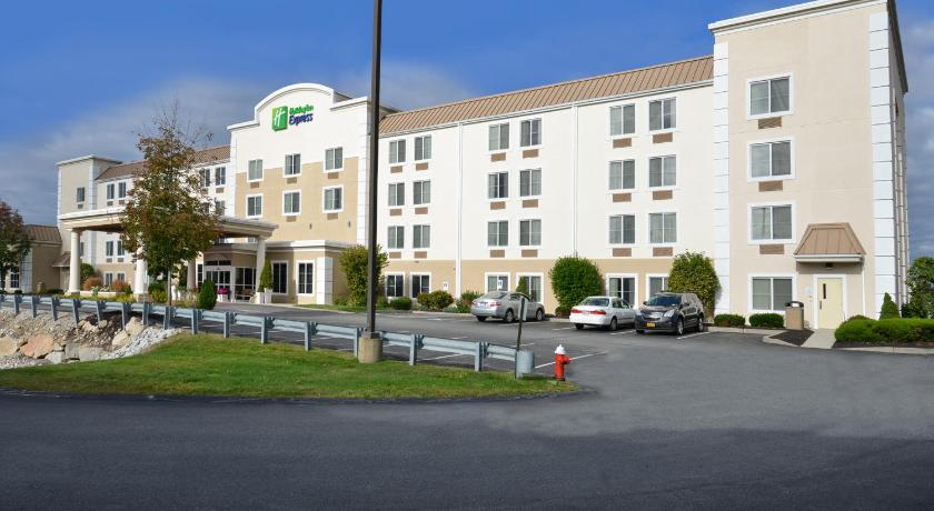 Holiday Inn Express Boston/Milford Hotel