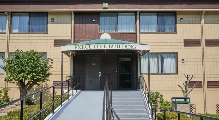 Riverview Inn & Suites