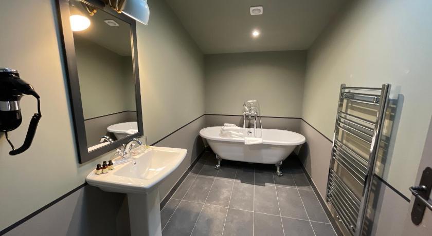 Image of Double-Supérieure-SDB privée avec baignoire 1