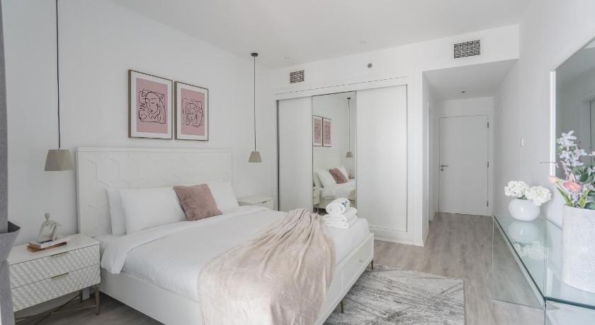 HiGuests - Cloudy Apt, 10-min walk to Dubai Harbor photo