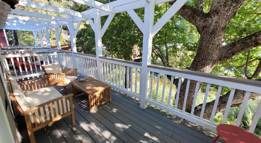 Carriage House Inn photo