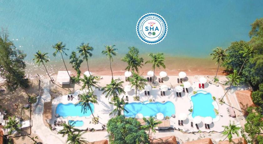 a beach filled with lots of palm trees and palm trees, Villa Cha-Cha Krabi Beachfront Resort (SHA Extra Plus) in Krabi