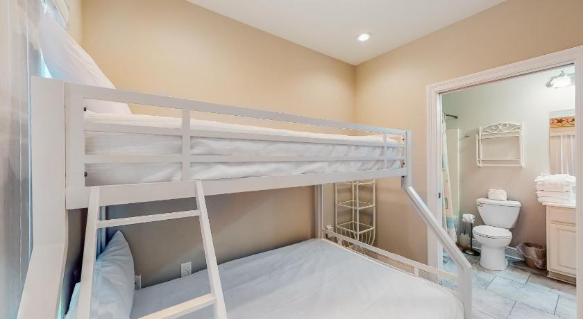 a bedroom with a bed and a window, Baywatch G1 in Pensacola Beach (FL)