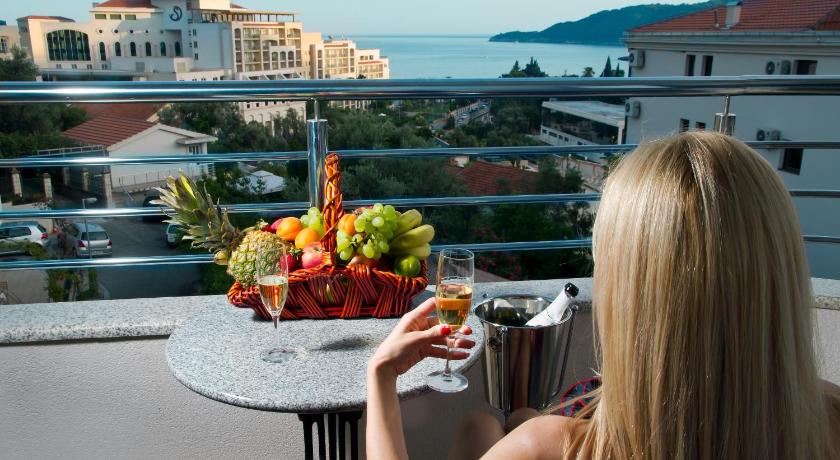 Dolce Vita — Hotel in Budva