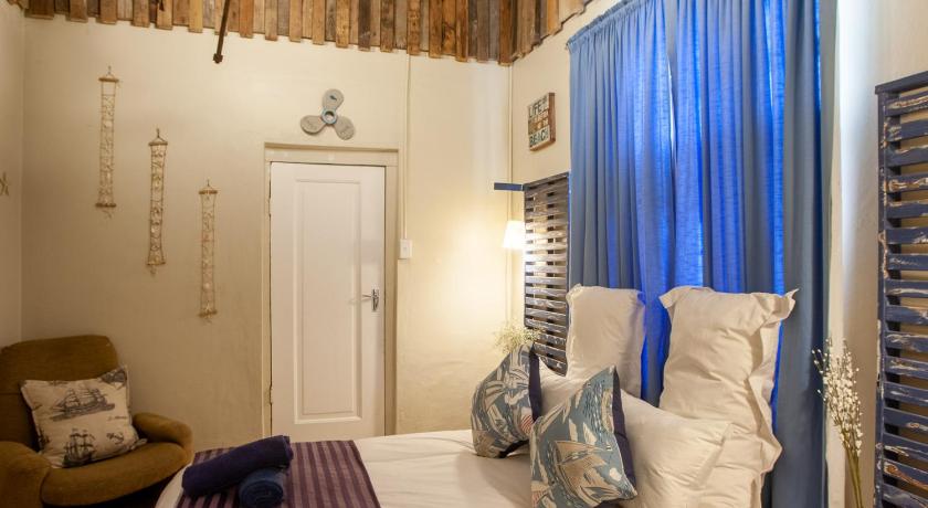 Strand Family studio en-suite 6 sleeper Kitchenette Helderberg CT photo