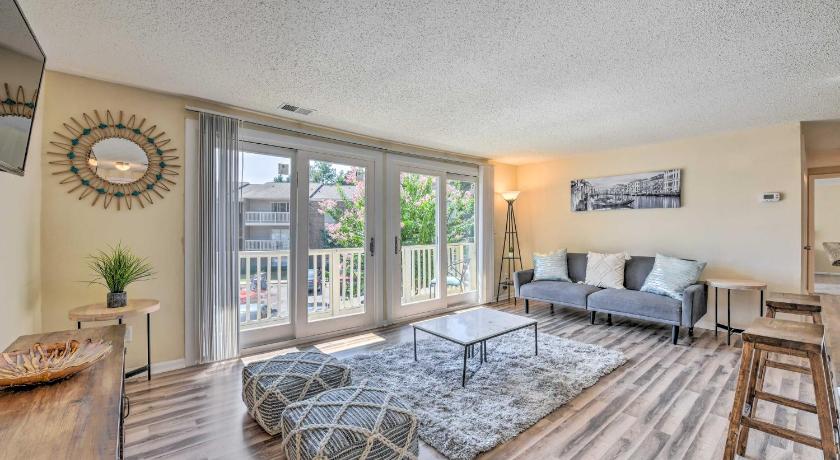 Inviting Charlotte Getaway - Half Mile to UNC! — Hotel in Charlotte (NC)