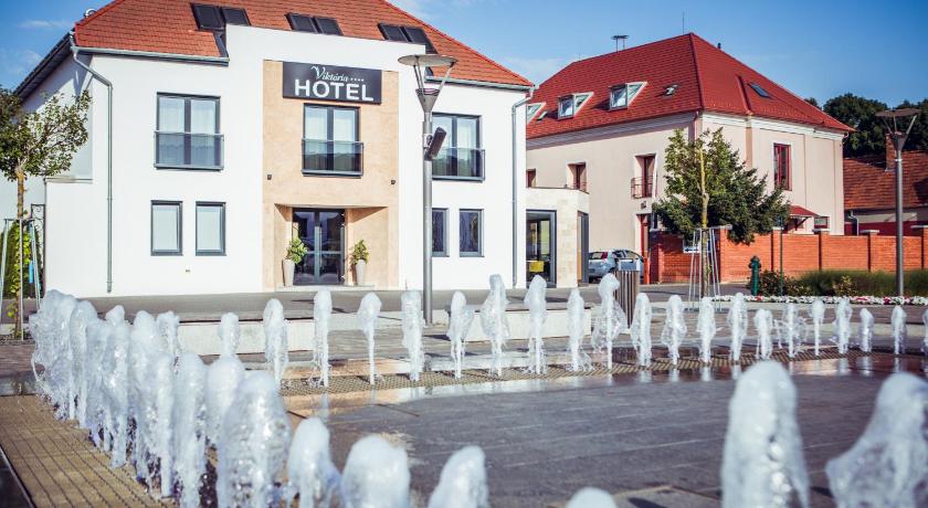 a large building with a pool of water in front of it, Hotel Viktoria in Sarvar