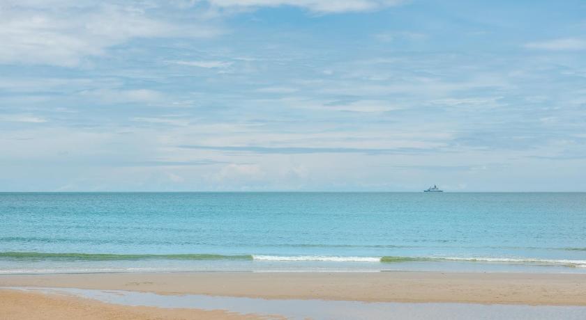 White beach house Hua hin 20 second to the beach photo