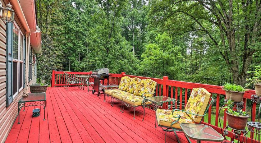 Franklin Home with Deck, and Fire Pit 8 Mi to Dtwn! — Hotel in Gatlinburg (TN)