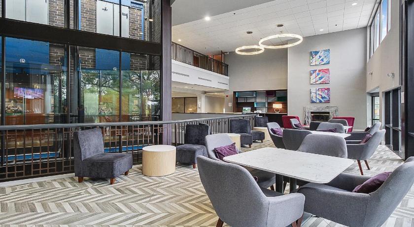 Holiday Inn Chicago Northwest/Crystal Lake/Convention Center photo