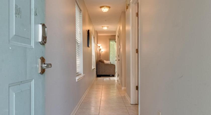 Cozy 1BR Condo with Pool and Gym Centrally Located photo