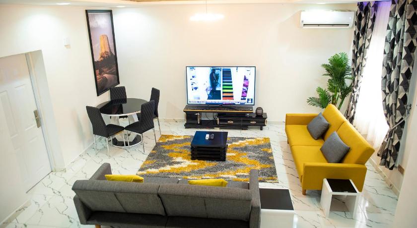 Furnished 3 bedroom Semi-Detached Duplex, House - 24Hrs Elect/WIFI/Security — Hotel in Abuja