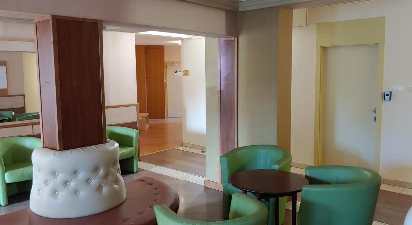 Panorama Wellness Apartman Hotel - image 9